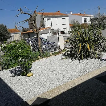 Petite Maison La Rochelle Avec Jardin Et Parking לה רושל